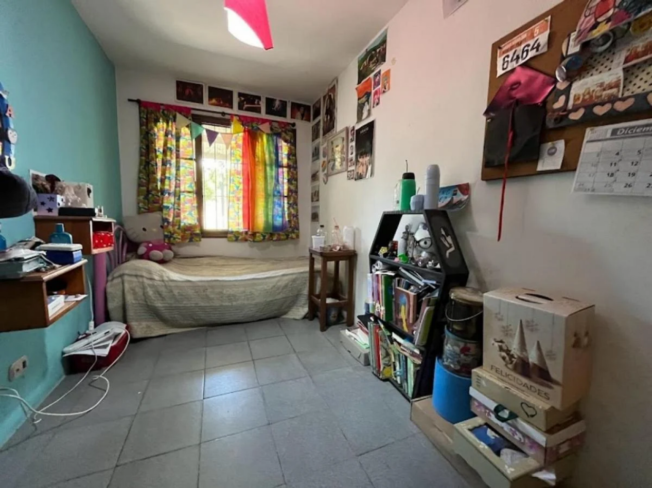 Casa 4 Amb. con Parque y Garage en Los Pinares.