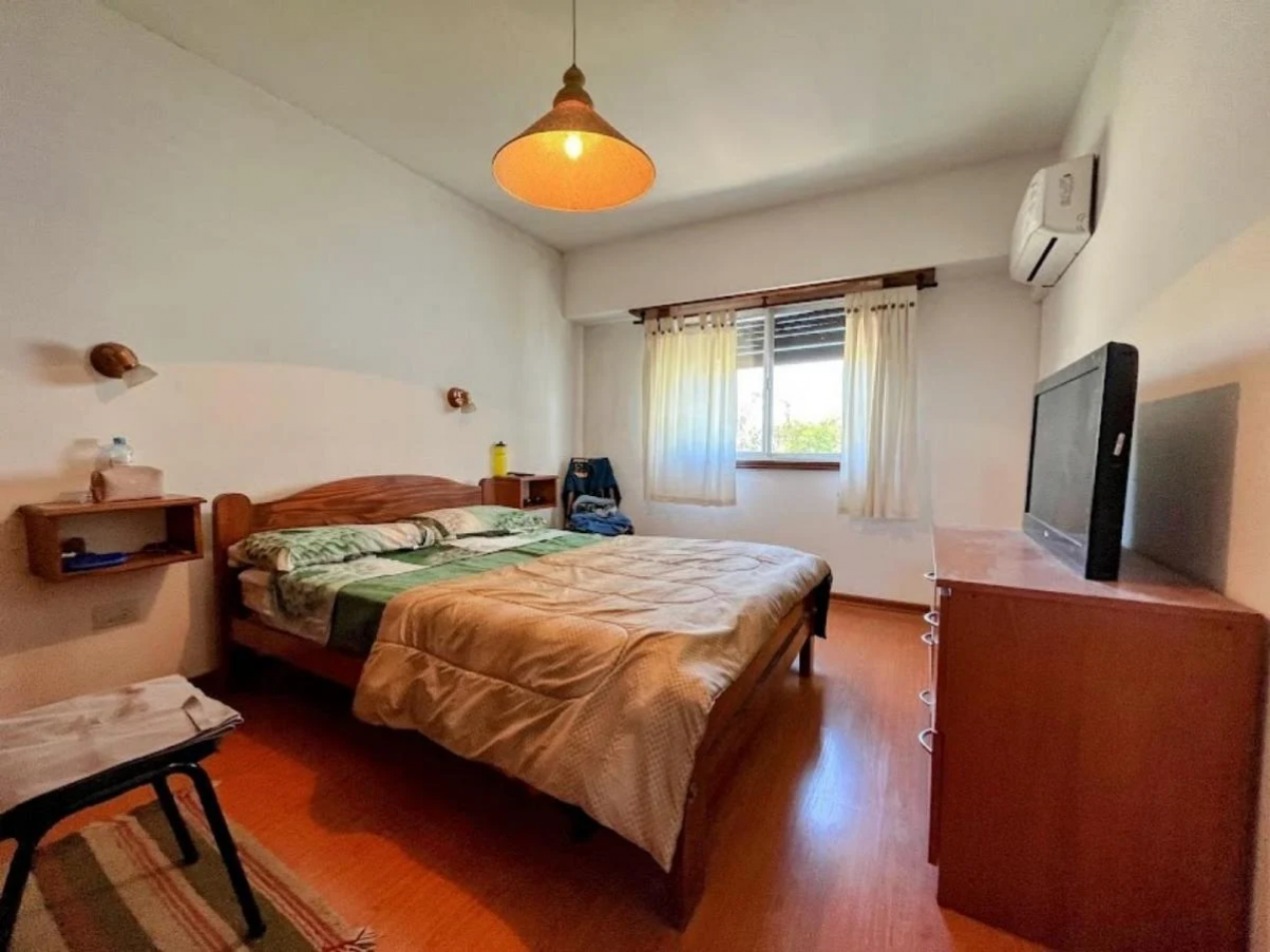 Casa 4 Amb. con Parque y Garage en Los Pinares.