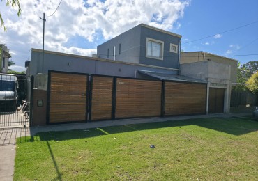 VENTA. CASA 4 AMBIENTES CON GARAGE Y PATIO. BARRIO AEROPARQUE
