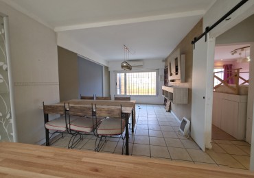 VENTA. CASA 4 AMBIENTES CON GARAGE Y PATIO. BARRIO AEROPARQUE